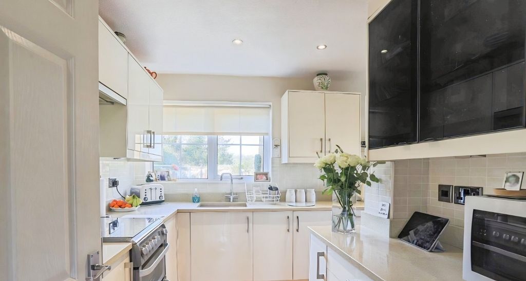 Property photo 3 of 19 Kitchen