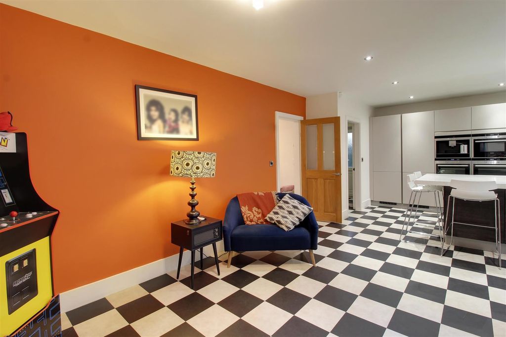 Additional image 25 of 5 bed detached house for salePeplins Way, Brookmans Park AL9
