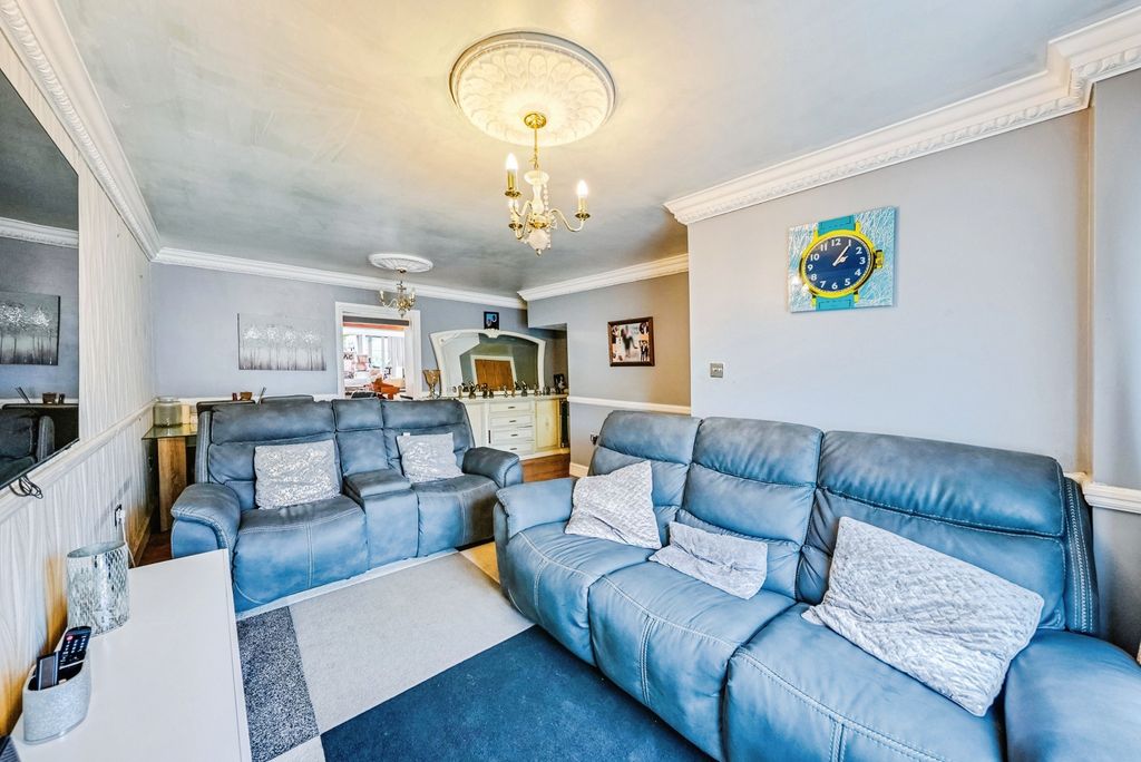 Property photo 3 of 20 Lounge