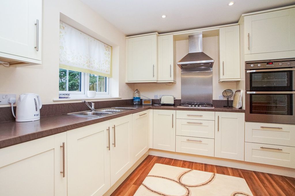 Property photo 3 of 20 Dining Kitchen