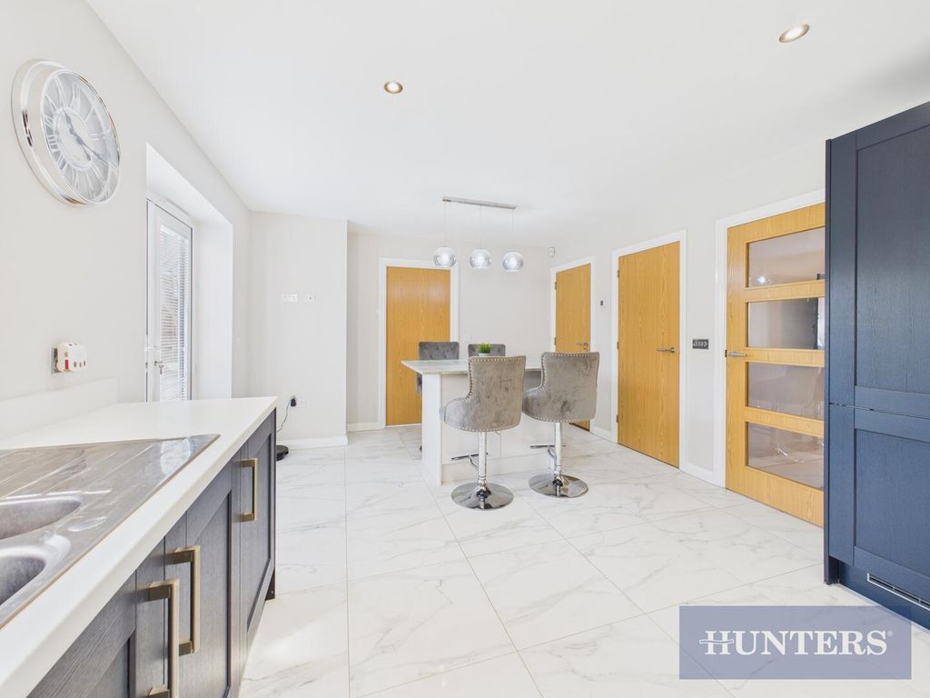 Property photo 3 of 19 Kitchen