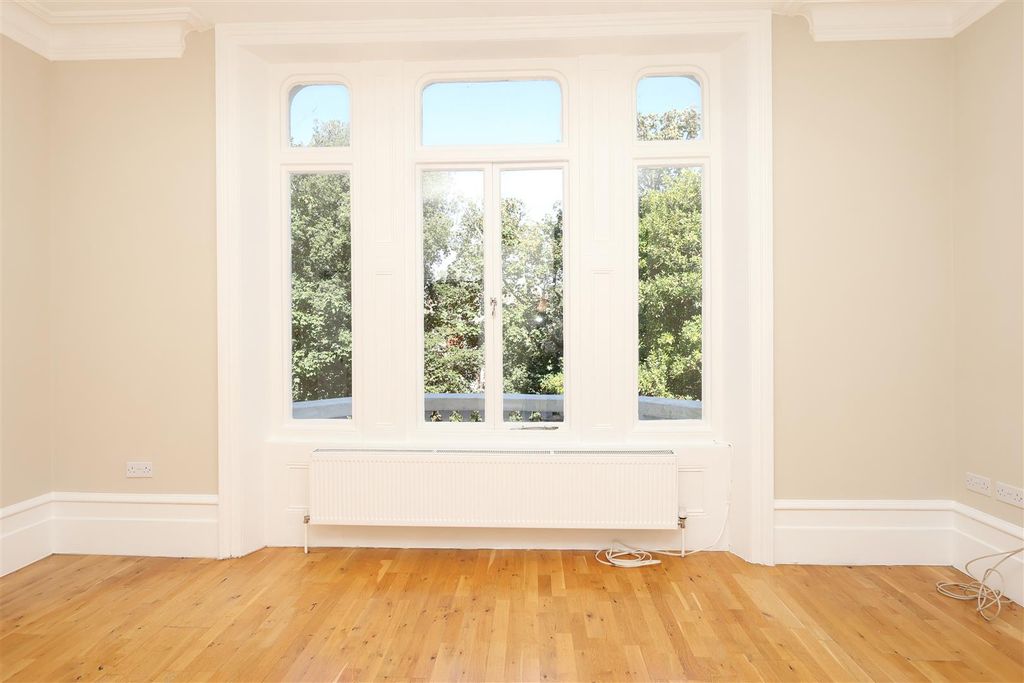 Property photo 2 of 14 Feature Window