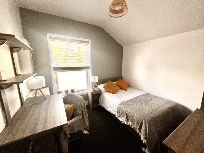 Property photo 3 of 9 A Cozy Double Bedroom Featuring A Comfortable Bed ...