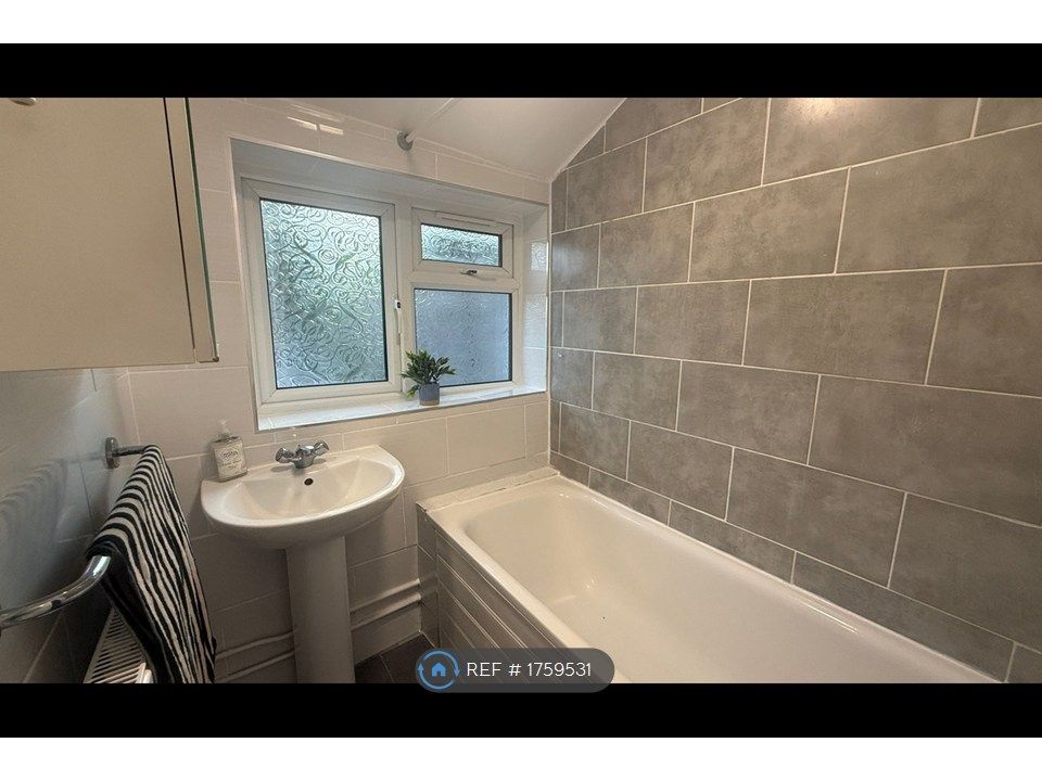 Property photo 2 of 9 Bathroom