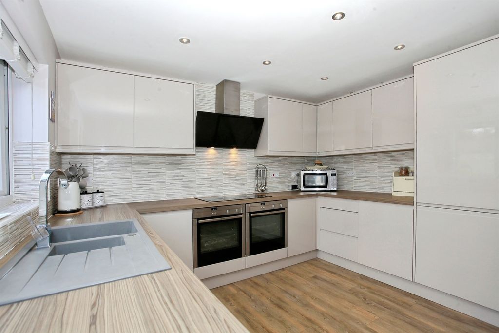 Property photo 3 of 19 Kitchen / Breakfast Room