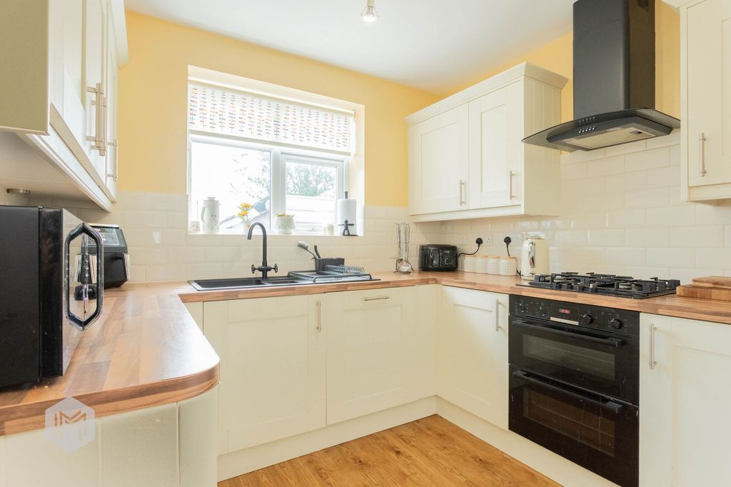Property photo 2 of 32