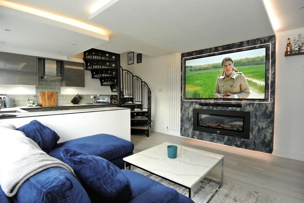 Property photo 2 of 12 Pc Lounge1.Jpg