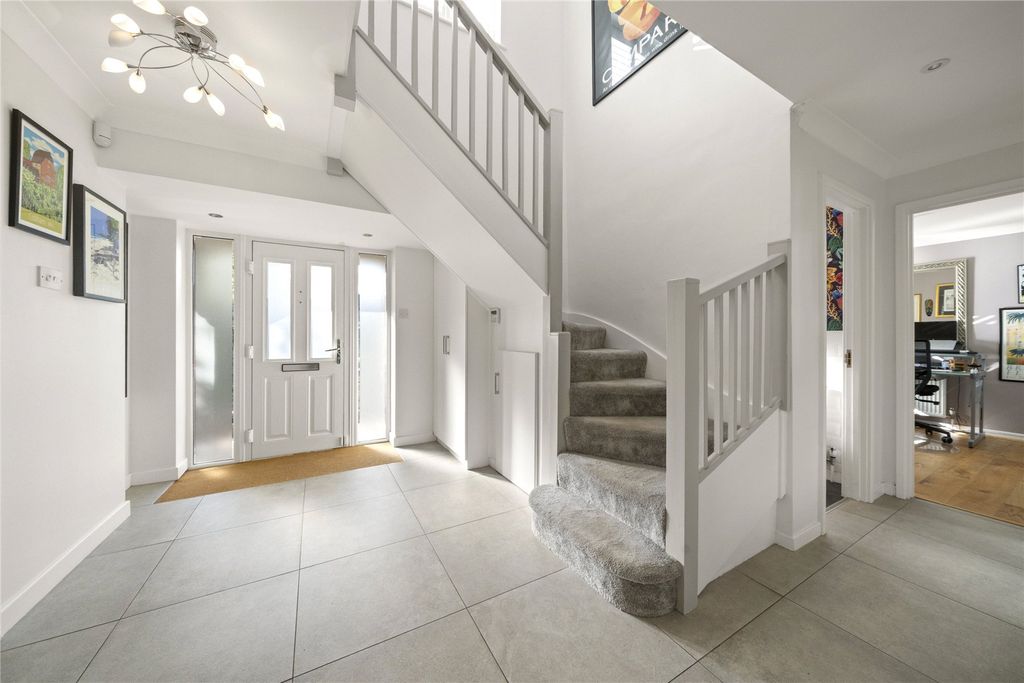 Property photo 2 of 15 Entrance Hall