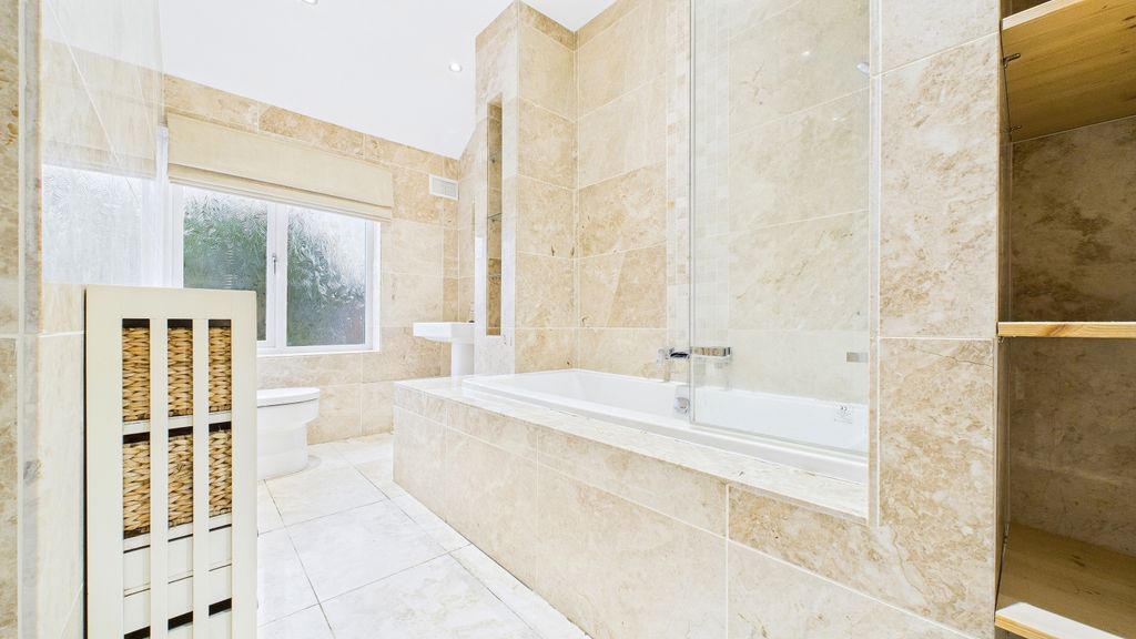 Property photo 3 of 11 Cam03669G0-Pr0044-Still009