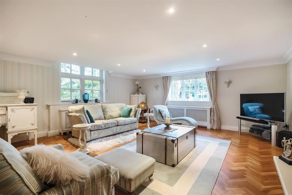 Property photo 3 of 34 Living Room