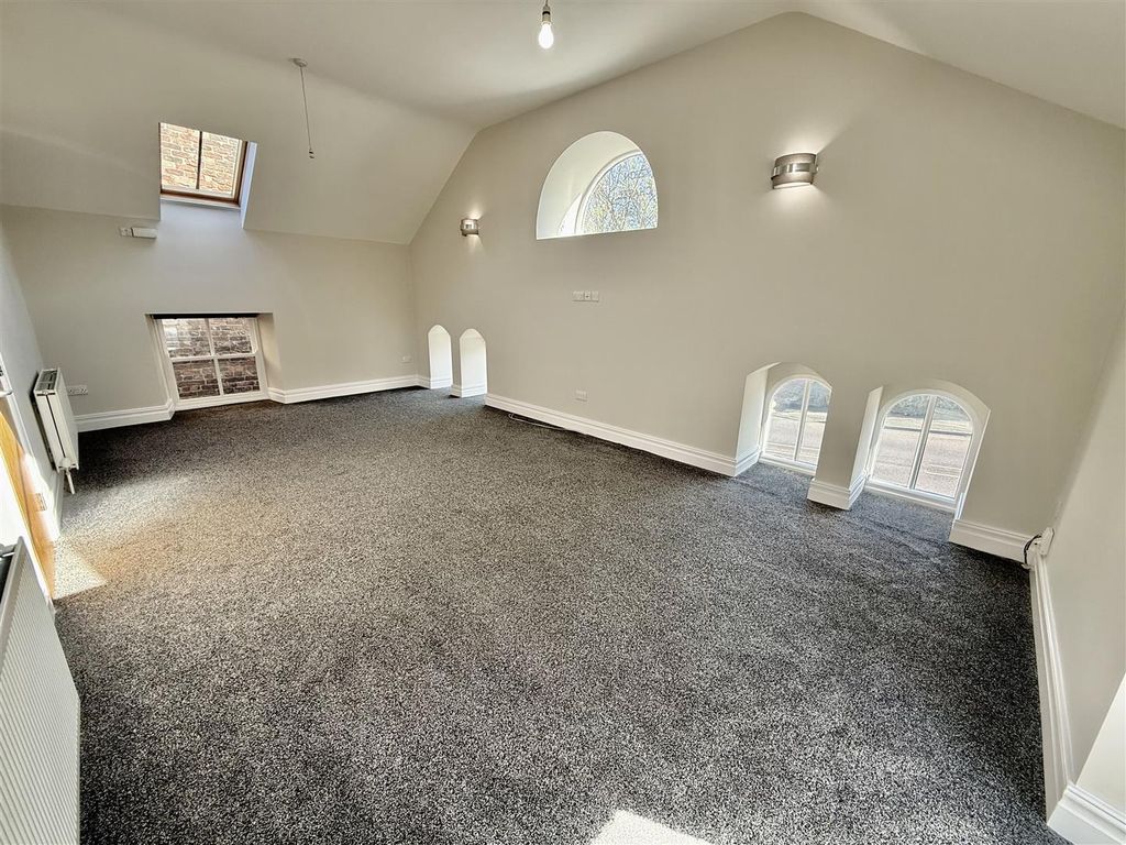 Property photo 2 of 11 Lounge