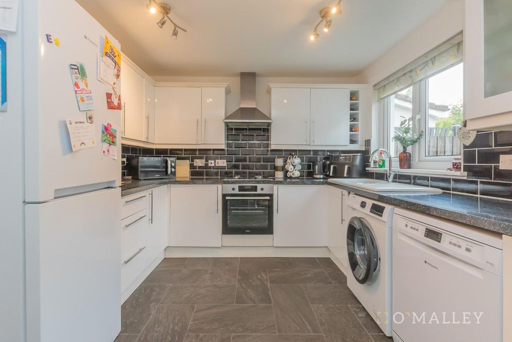 Property photo 3 of 9 Kitchen