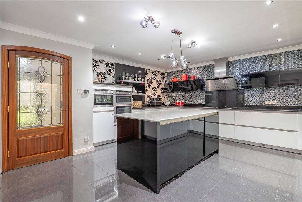 Property photo 3 of 27 Kitchen/Breakfast Room