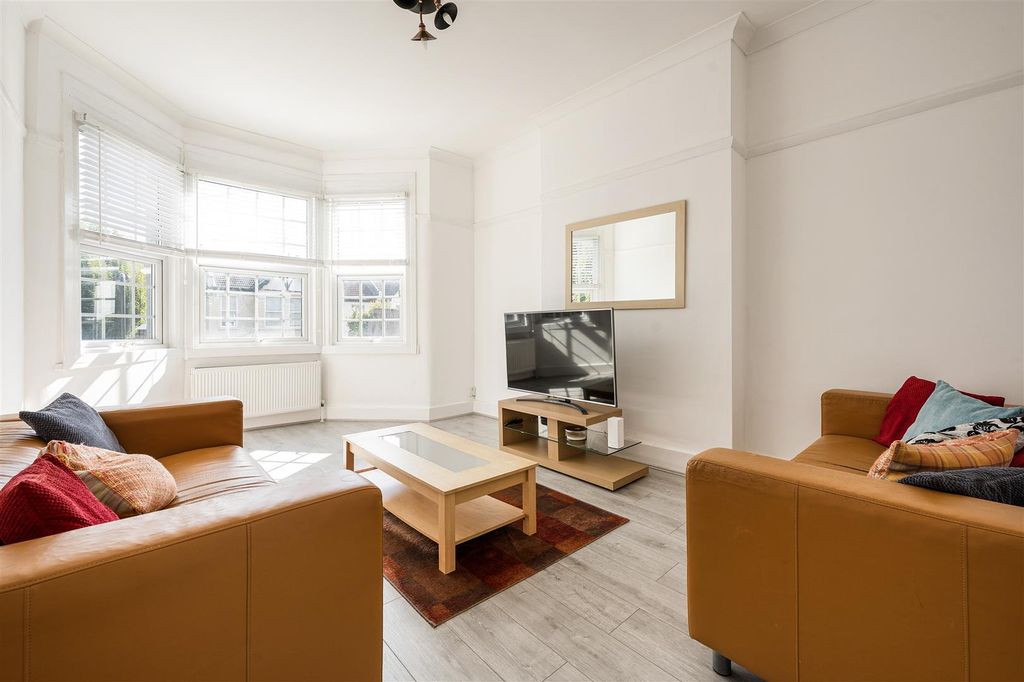 Property photo 2 of 22 Chadwick Road, E11