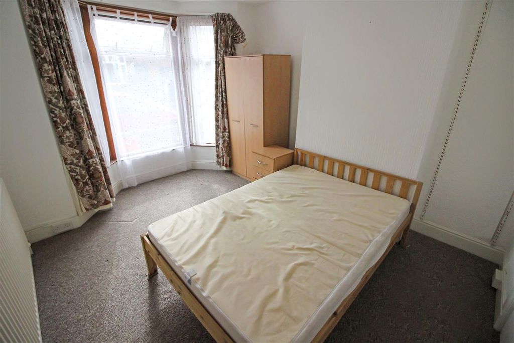 Property photo 3 of 7 Room