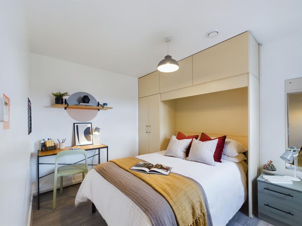 Property photo 3 of 17 A Spacious And Well-Presented Master Bedroom Featu...