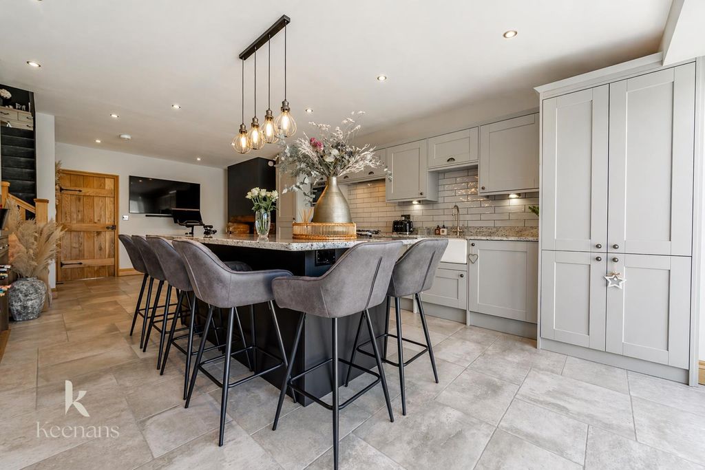 Property photo 3 of 42