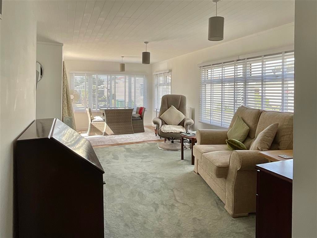 Property photo 3 of 11 Lounge/ Dining Area