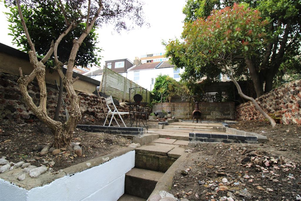 Property photo 3 of 10 Garden