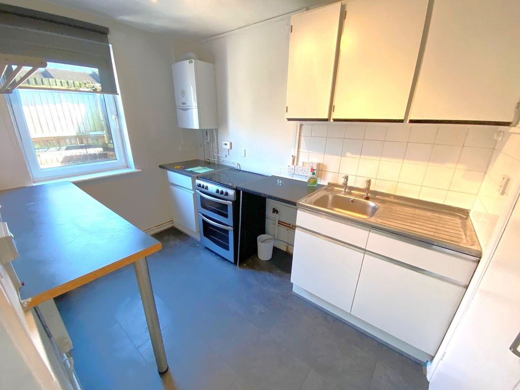 Property photo 2 of 6 Kitchen