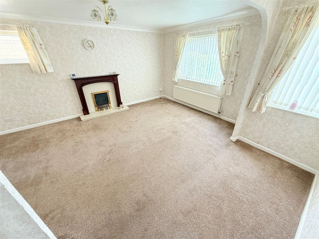 Property photo 3 of 9 Lounge/Dining Room