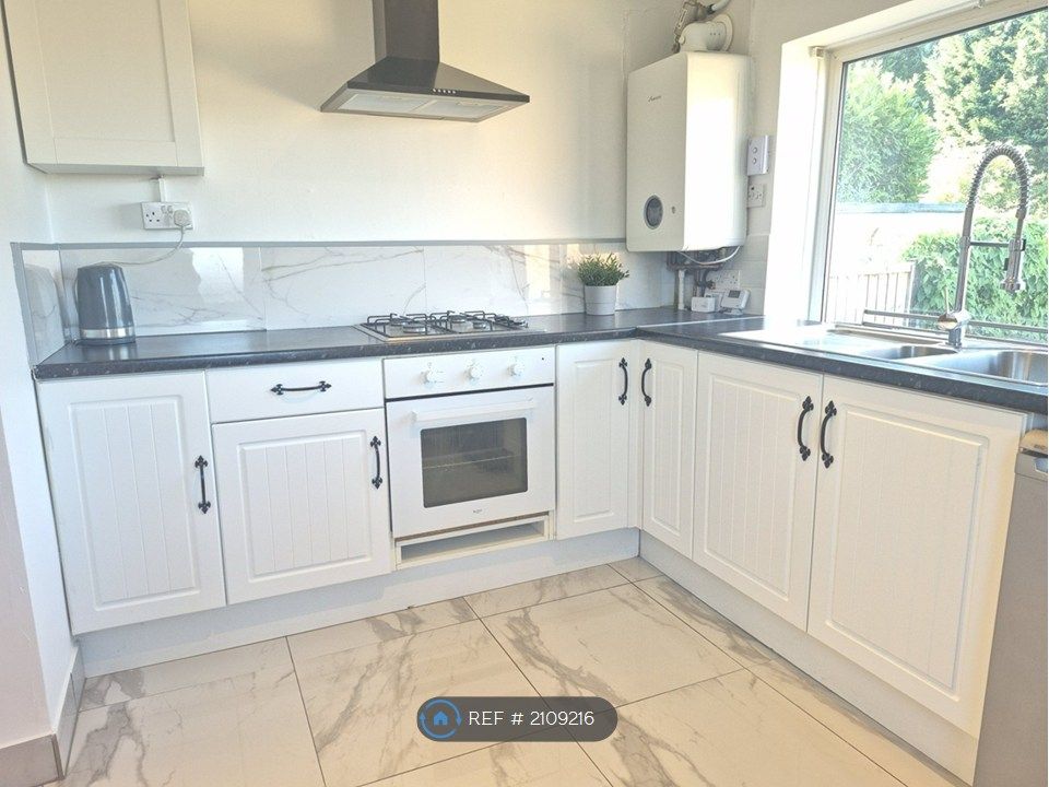 Property photo 3 of 11 Kitchen
