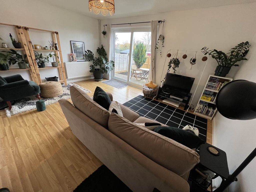 Property photo 3 of 10 Lounge