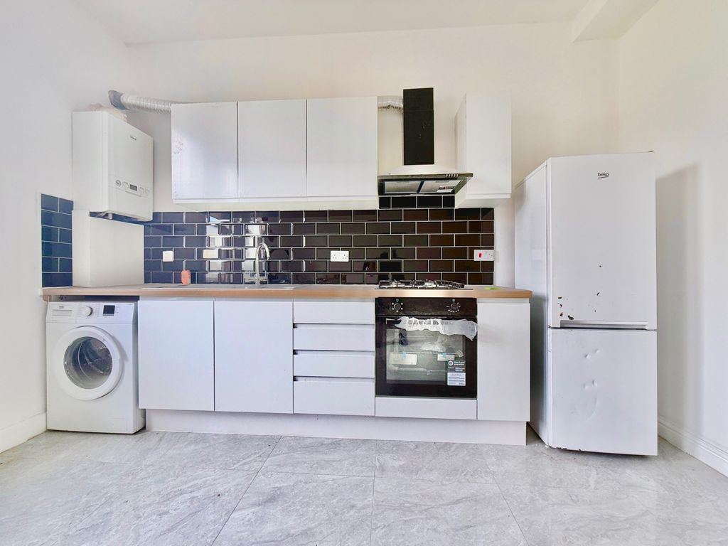 Property photo 1 of 8 2 Bedroom Flat To Let In Fulham