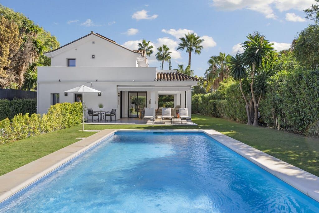 Property photo 1 of 18 Nueva Andalucia Villa Esmarv174 1
