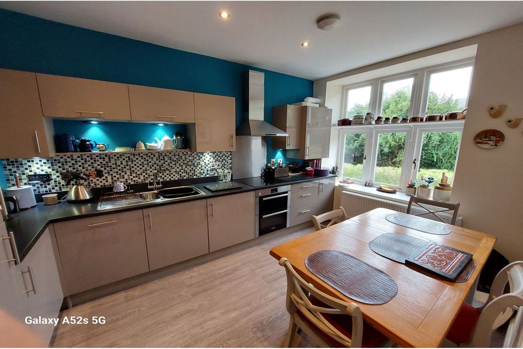 Property photo 3 of 12 Kitchen