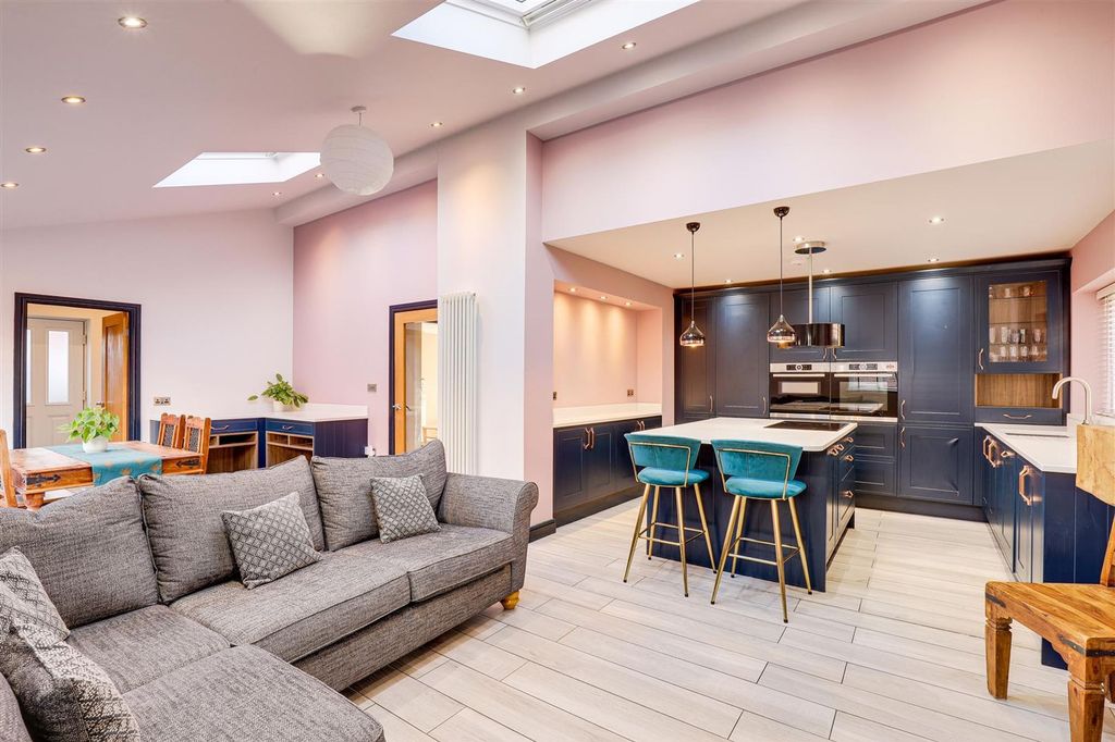 Property photo 2 of 32