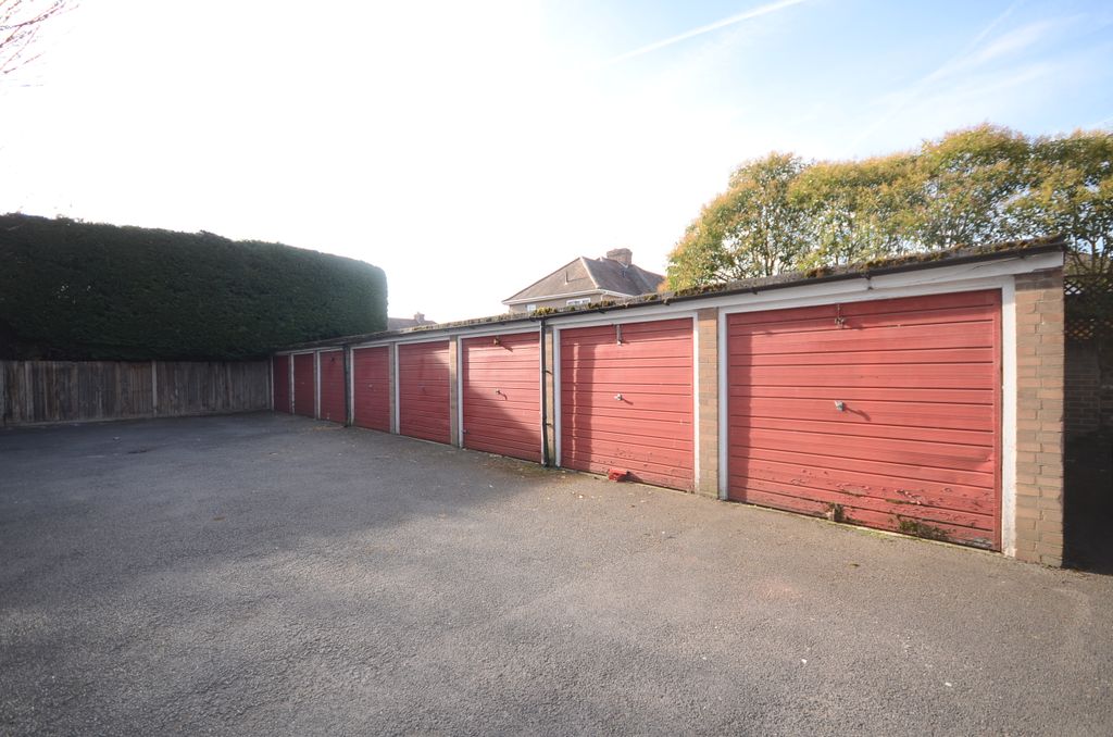 Property photo 1 of 5 Garage 1