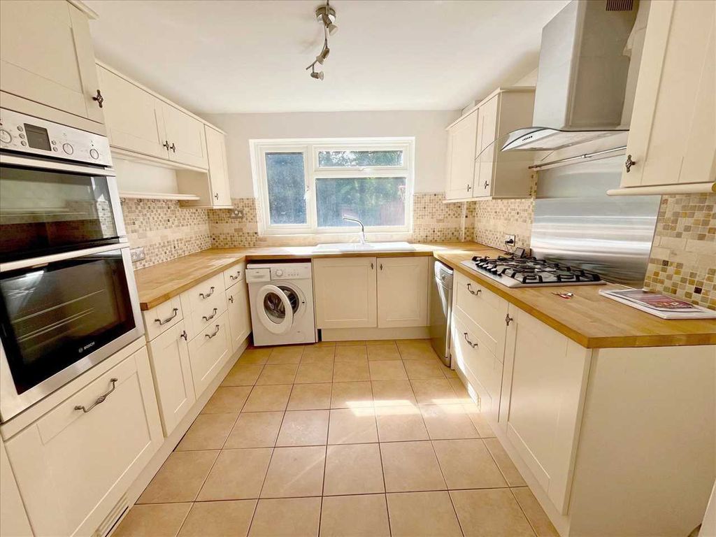 Property photo 3 of 8 Kitchen