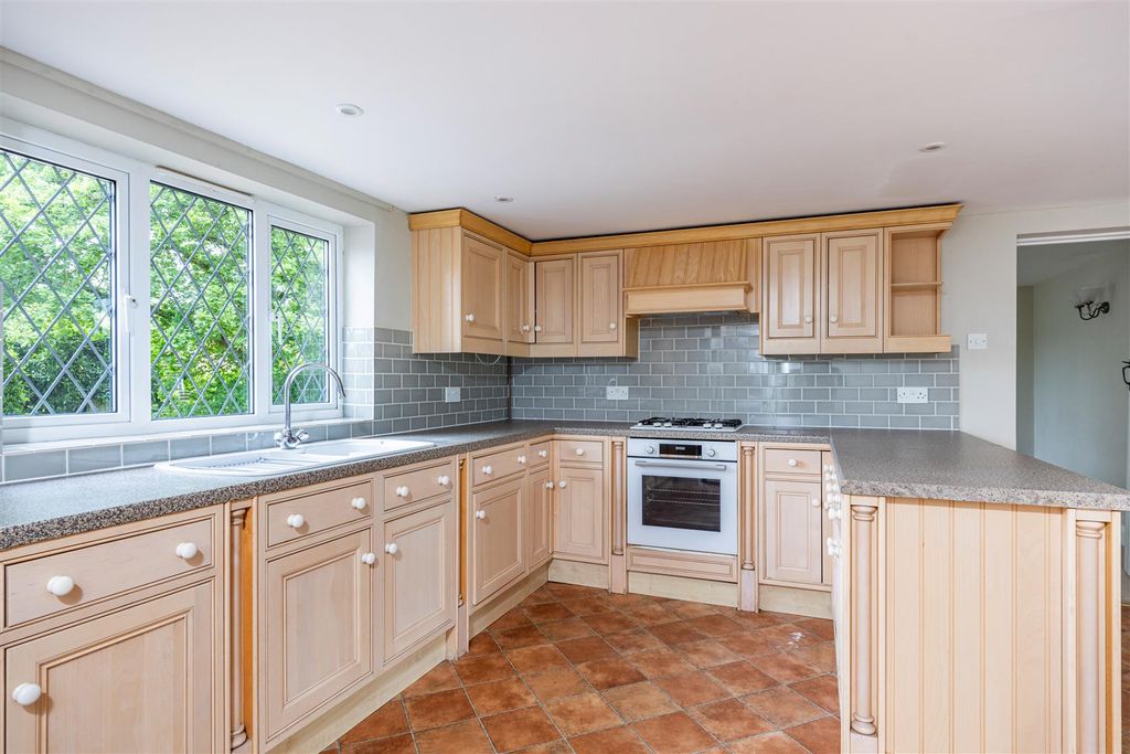 Property photo 2 of 20 Summerfields Cranleigh Road, Wonersh, Gu5 0Qy-5.Jp