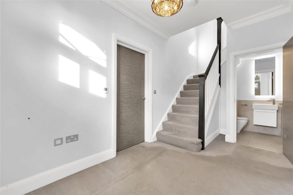 Property photo 3 of 21 Hallway