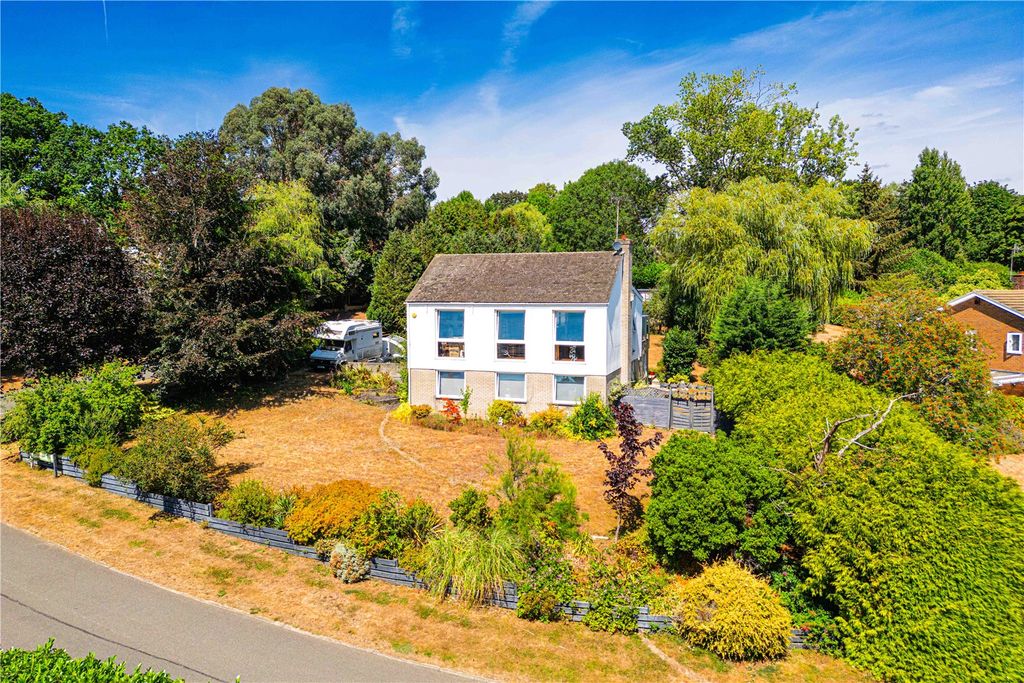 4 bed detached house for saleSilverthorn Drive, Longdean Park, Hemel Hempstead, Hertfordshire HP3