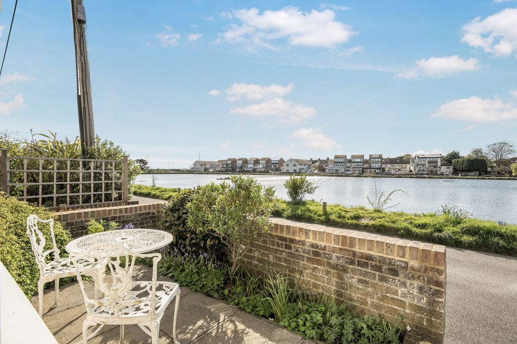 Property photo 2 of 22