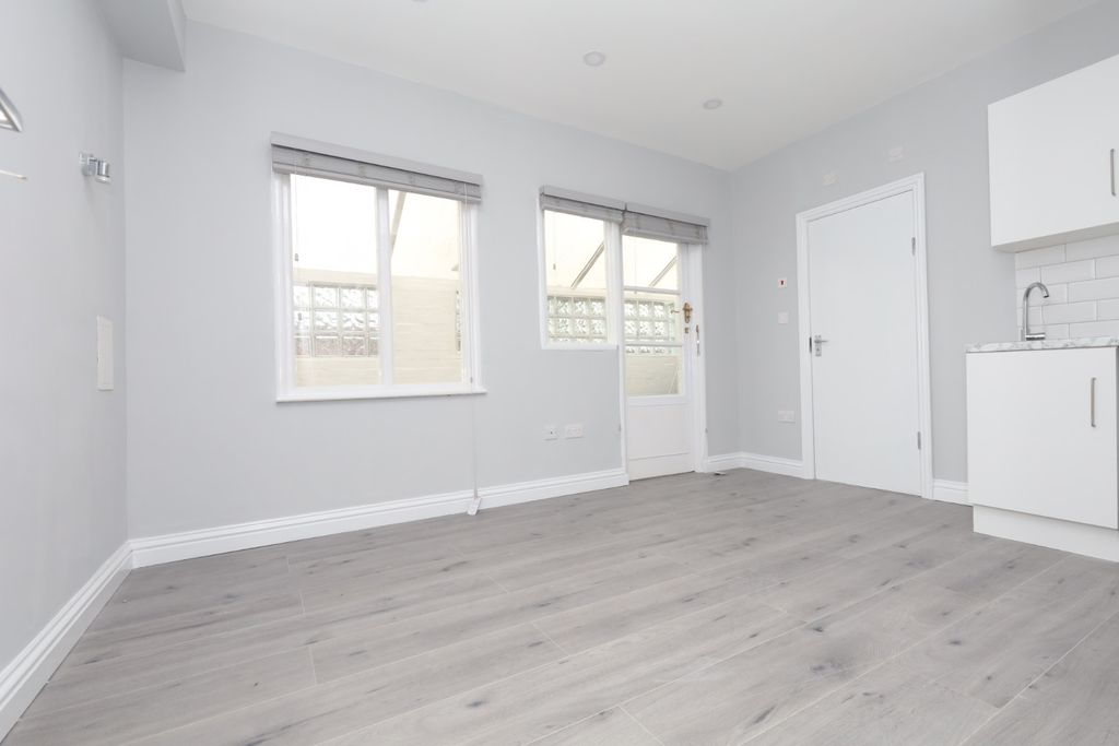 Property photo 1 of 3