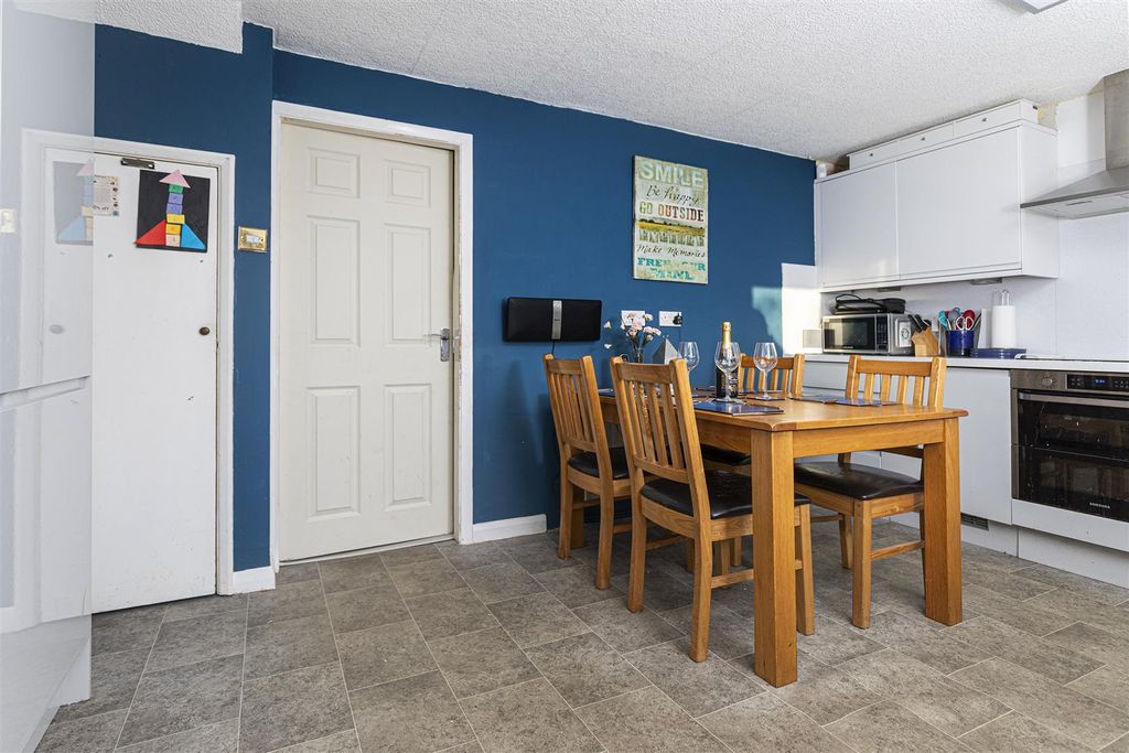 Property photo 2 of 25