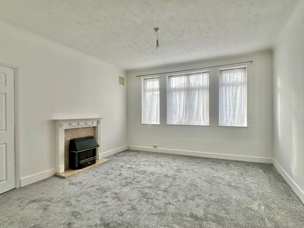 Property photo 2 of 19 42 Belvedere Road Living Room