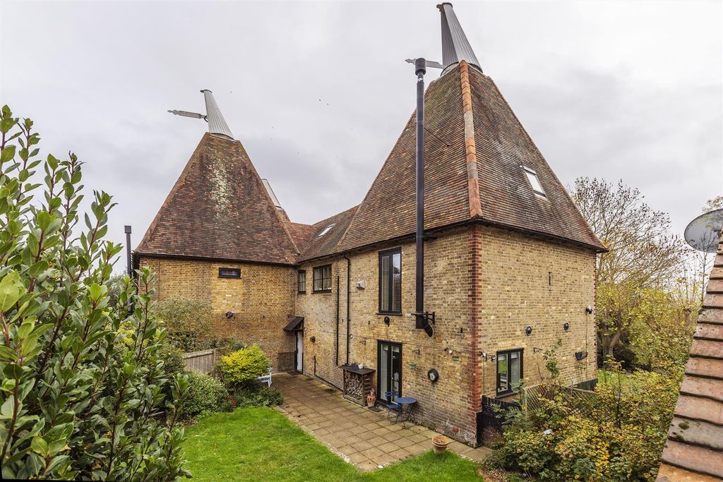 Property photo 3 of 51 Back Garden