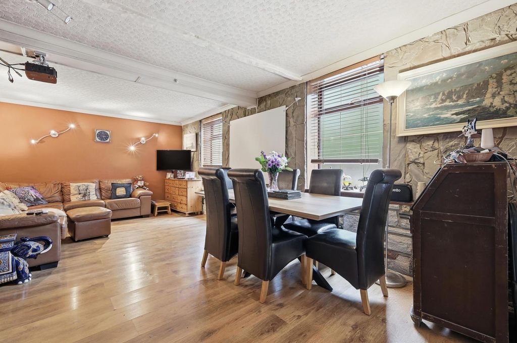 Property photo 2 of 31