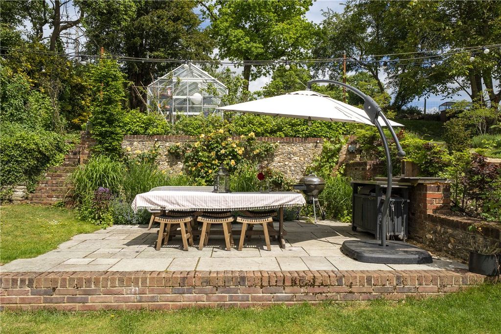 Property photo 2 of 16 Garden