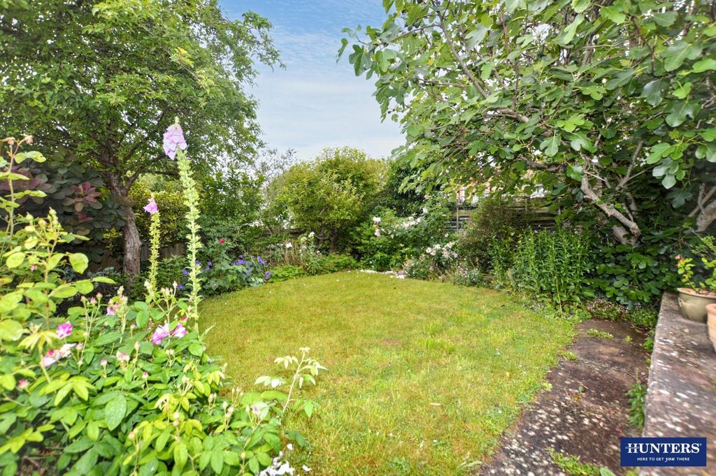 Property photo 2 of 7 Garden