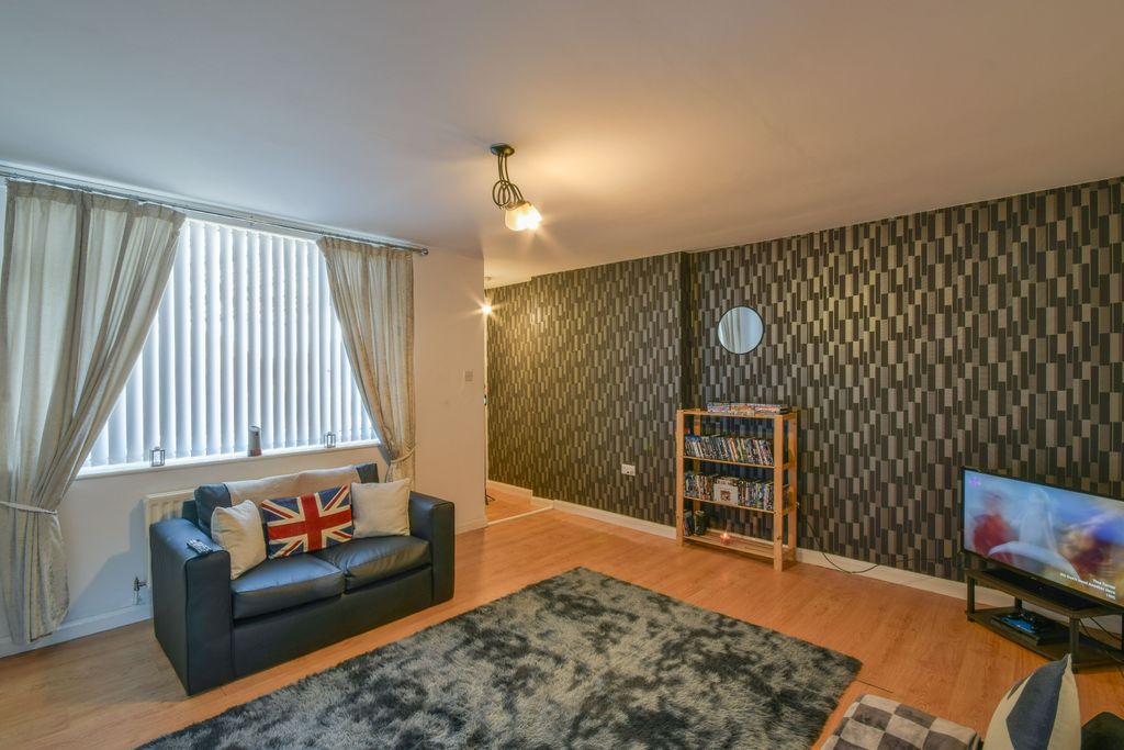 Property photo 2 of 25