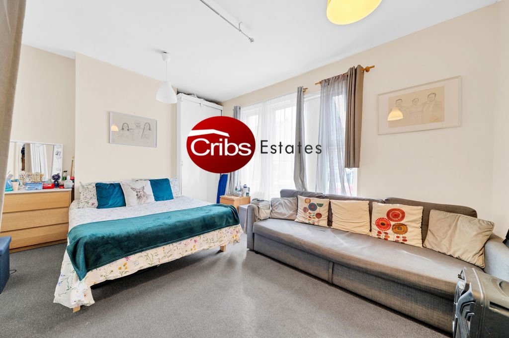 Property photo 1 of 11 2  Bedroom Maisonette In Collierswood