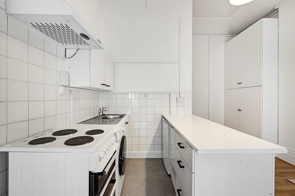 Property photo 2 of 7 Kitchen