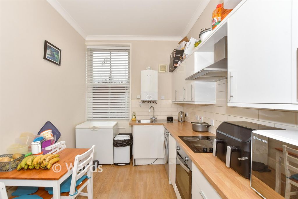 Property photo 3 of 8 Kitchen