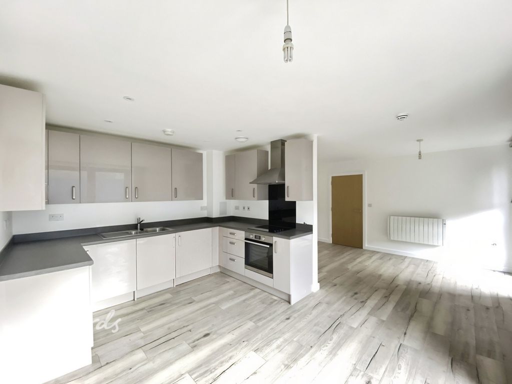 Property photo 3 of 11 Kitchen