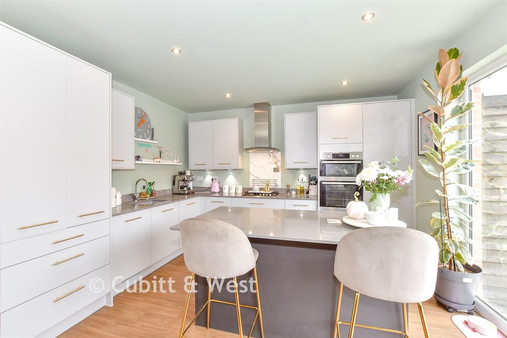 Property photo 3 of 14 Kitchen/Dining Room